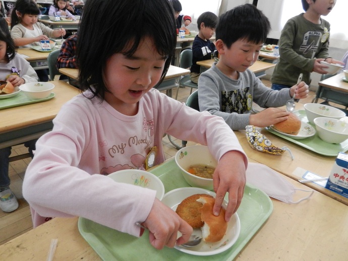 清水小学校　給食風景1