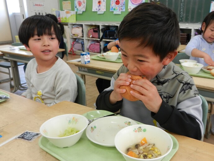 清水小学校 給食風景2