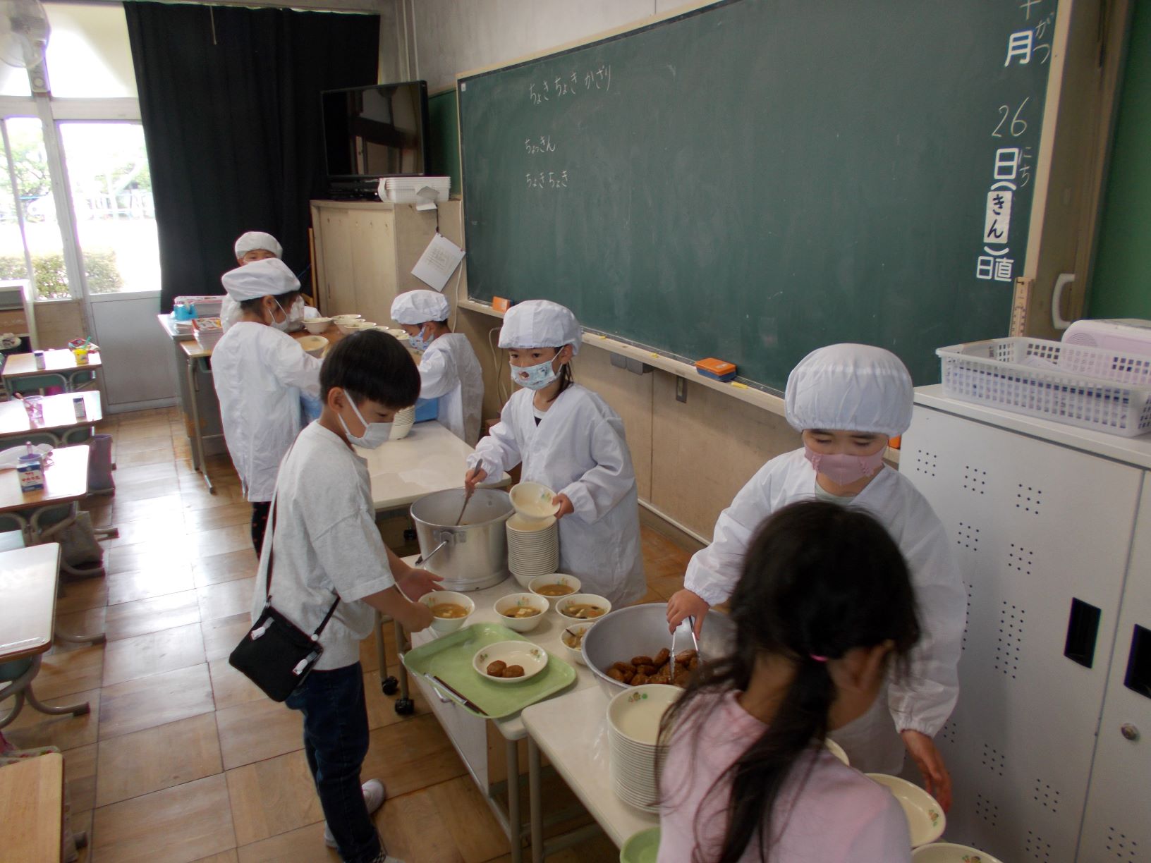 給食当番がんばっています