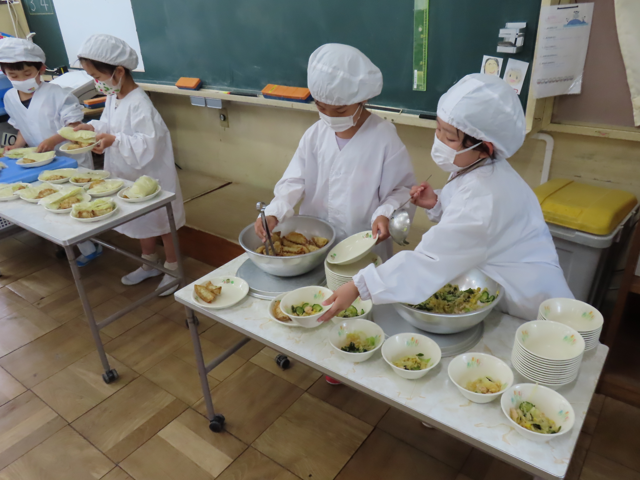 給食当番をがんばっています