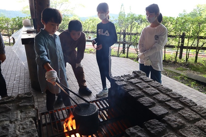 国分小学校 飯ごう炊飯の様子