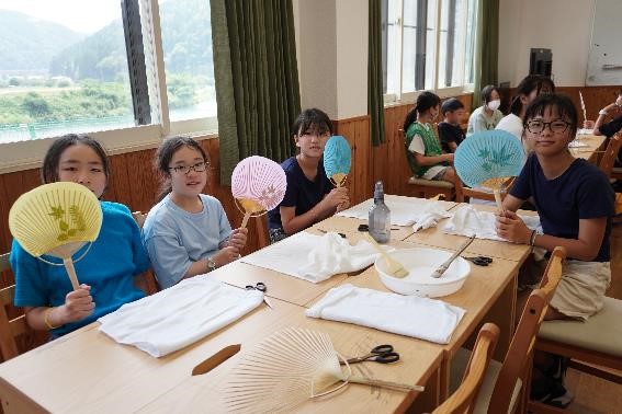 千代田小学校 水うちわ作り体験の様子