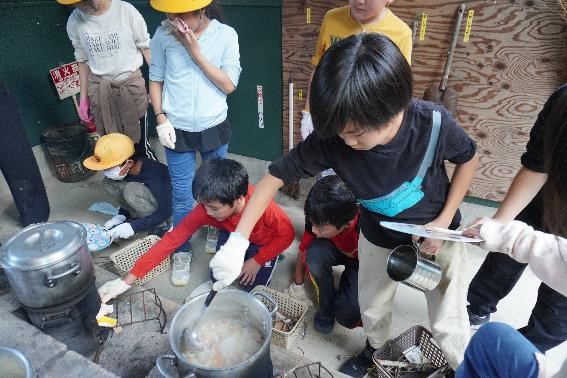 千代田小学校　飯ごう炊飯の様子