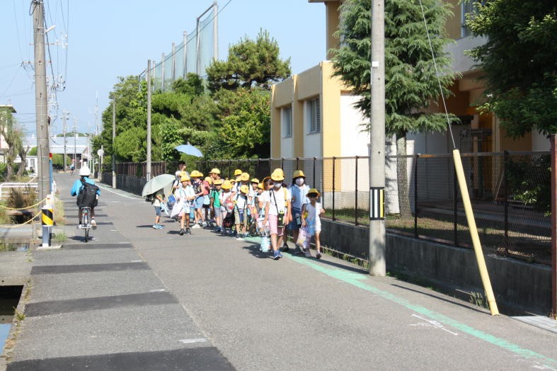 本校南門の登校風景