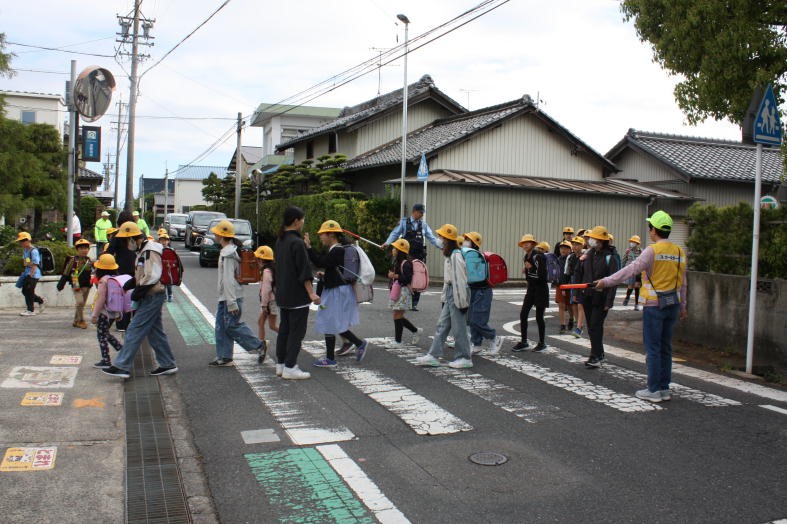 本校東門の登校風景
