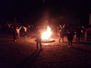 キャンプファイヤーでのダンス