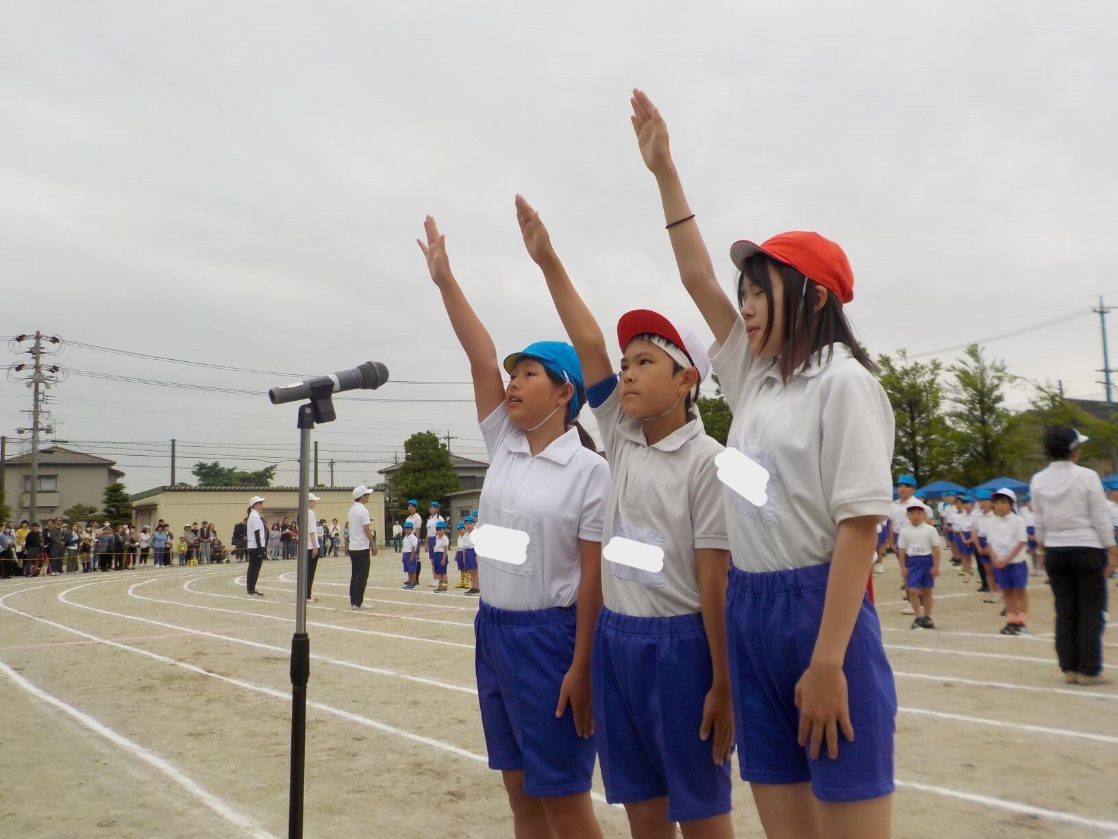 選手宣誓をする応援団長