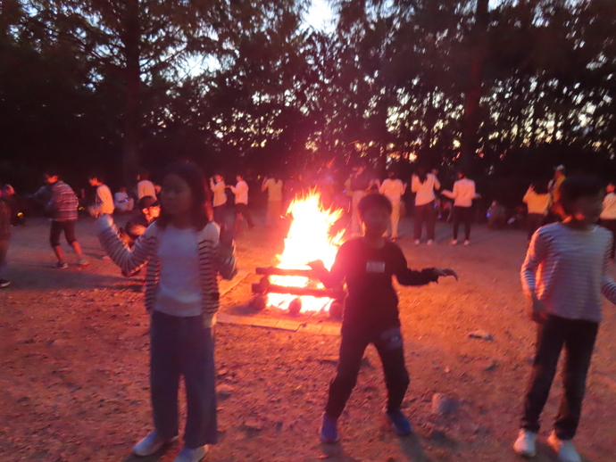 法立小学校 ダンスを披露の様子