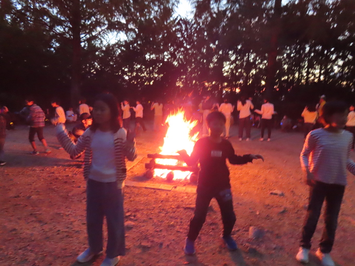 法立小学校　ダンスを披露の様子