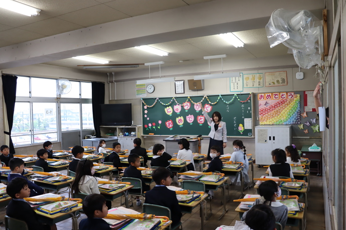 下津小学校　担任と顔合わせの様子