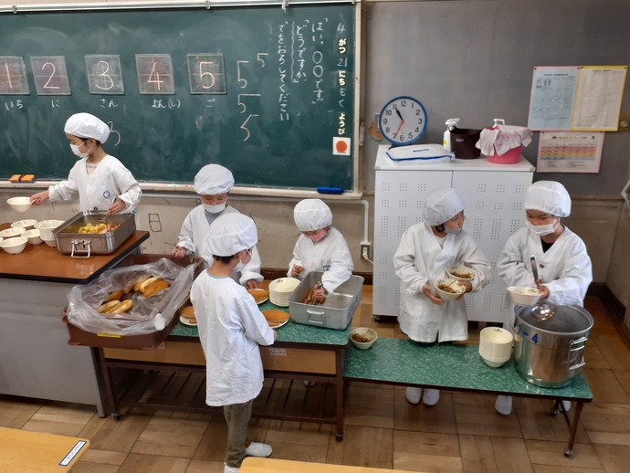下津小学校 給食準備の様子