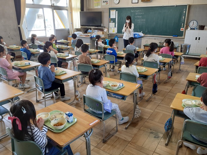 下津小学校　食事の様子