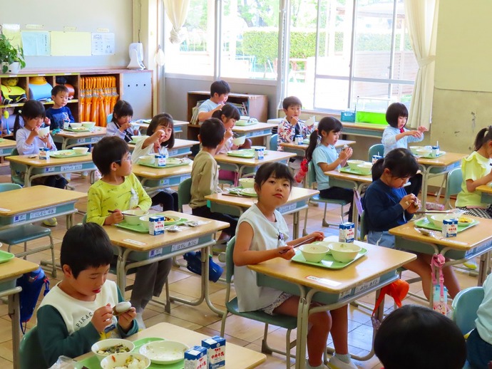 大塚小学校 給食の様子1