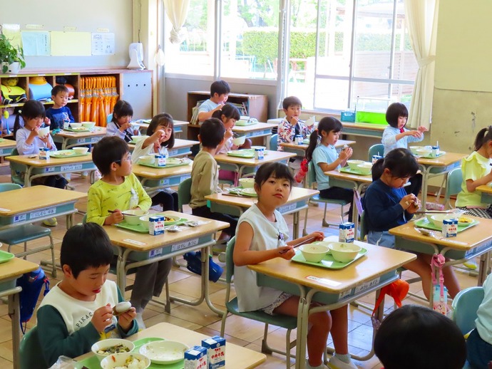 大塚小学校　給食の様子1