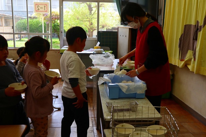大塚小学校 給食の様子2