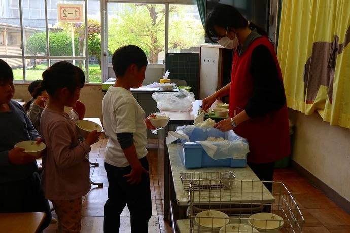 大塚小学校　給食の様子2