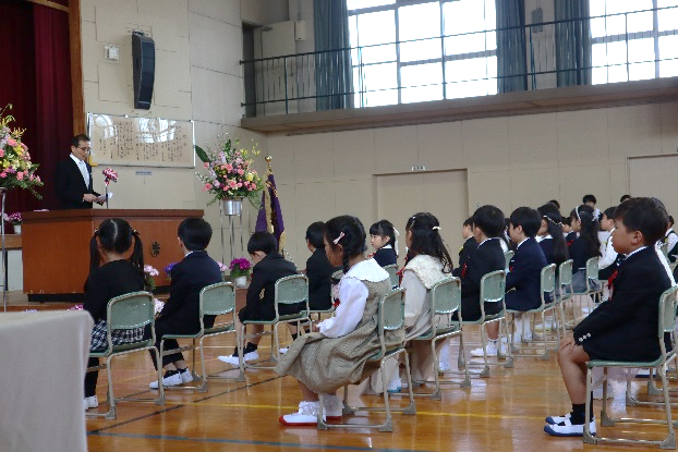 入学式話を聞く