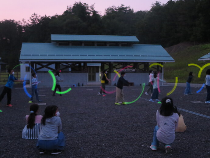 高御堂小学校 ペンライトを使ったトーチトワリングの写真