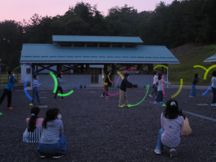 高御堂小学校　ペンライトを使ったトーチトワリングの写真