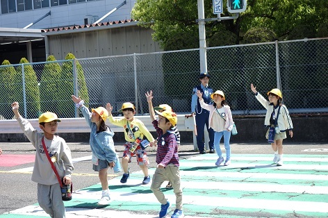 左右の安全に気を付けて渡ります!