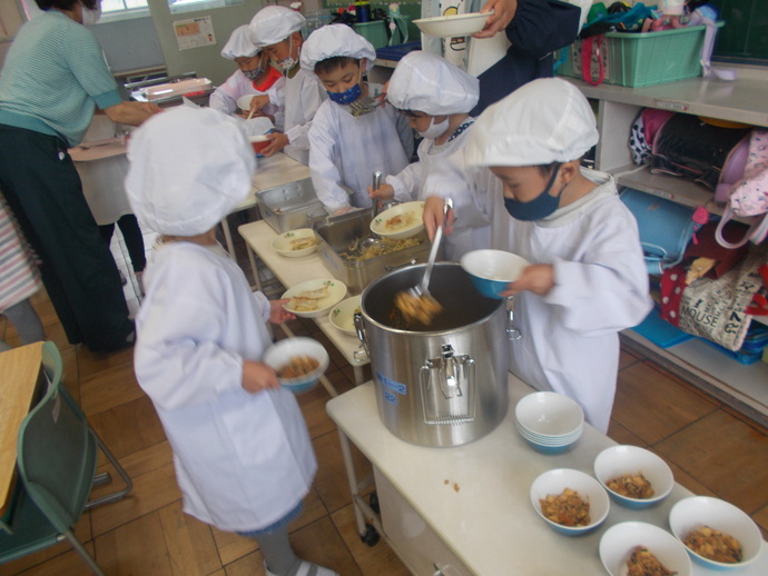 領内小学校 配膳の様子