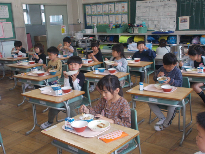 領内小学校 会食の様子