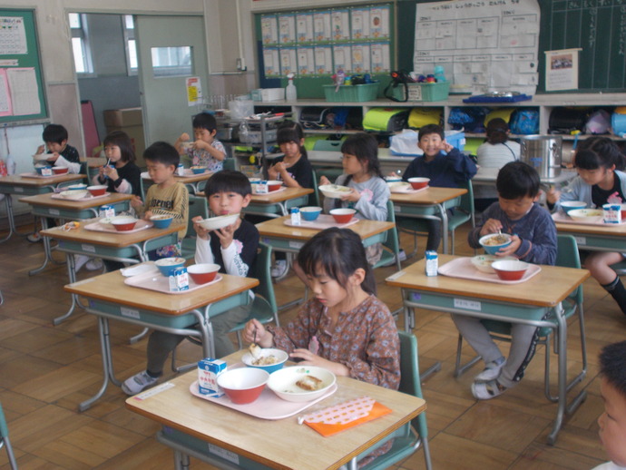 領内小学校　会食の様子