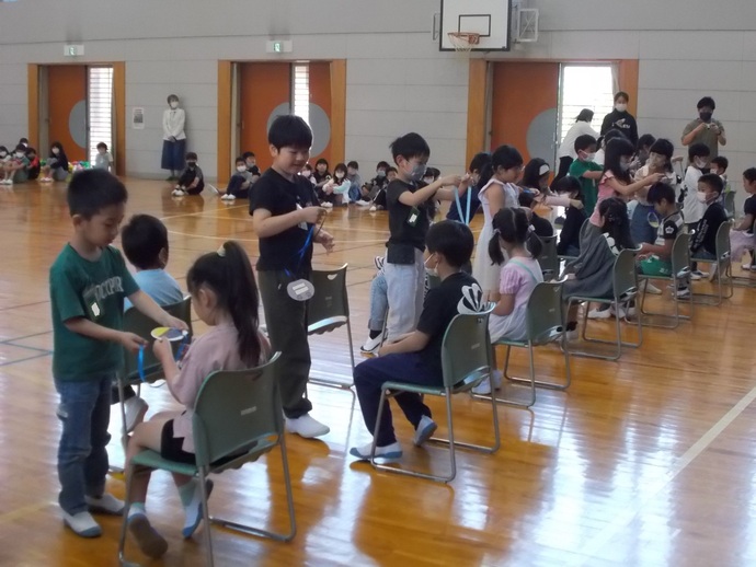 丸甲小学校 プレゼントしている様子