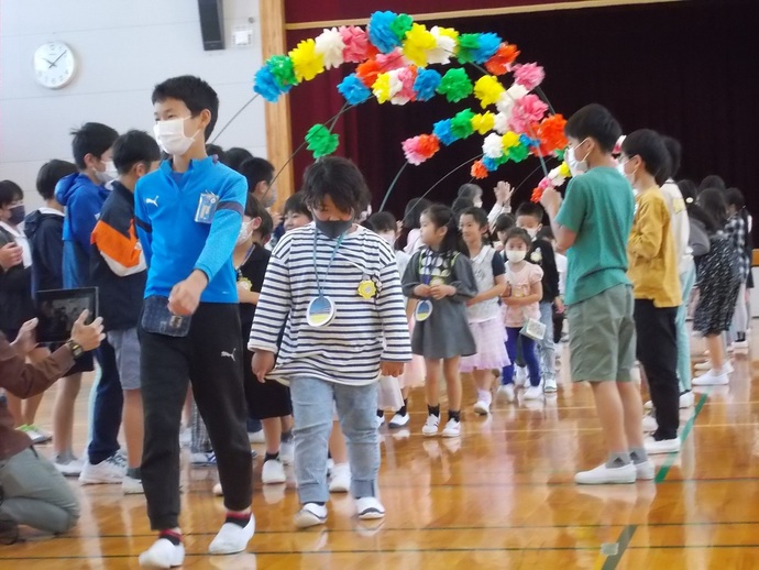 丸甲小学校　笑顔で退場する1年生の様子