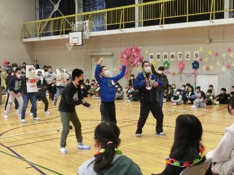 牧川小学校 5年生の出し物に参加する6年生の様子