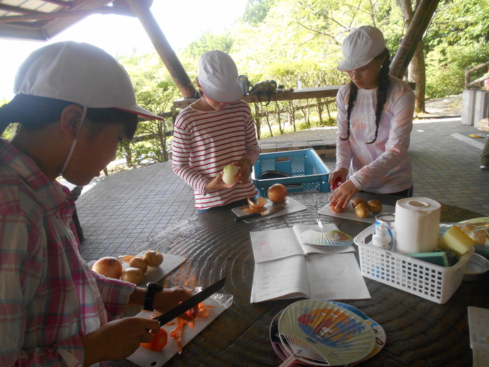 法立小学校　カレー作りの様子