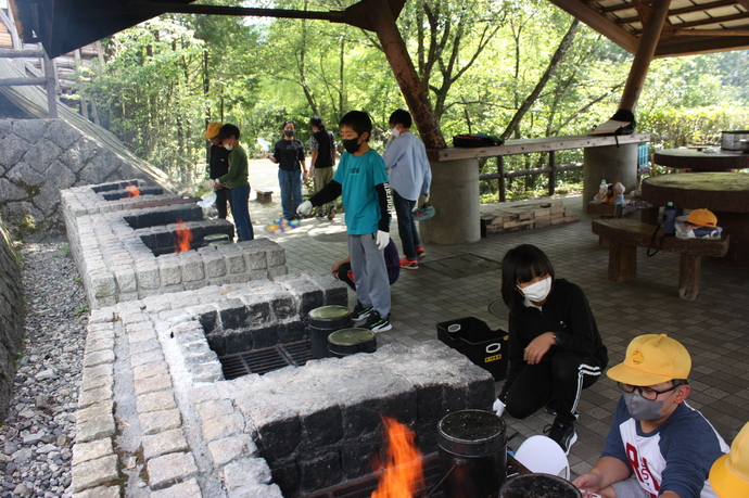 長岡小学校 飯ごうでご飯を炊いている様子