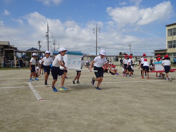法立小学校 競争遊技の様子