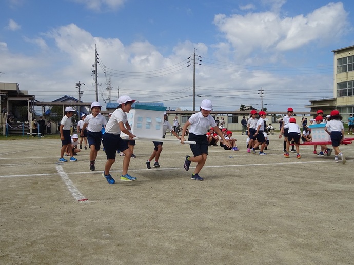 法立小学校　競争遊技の様子