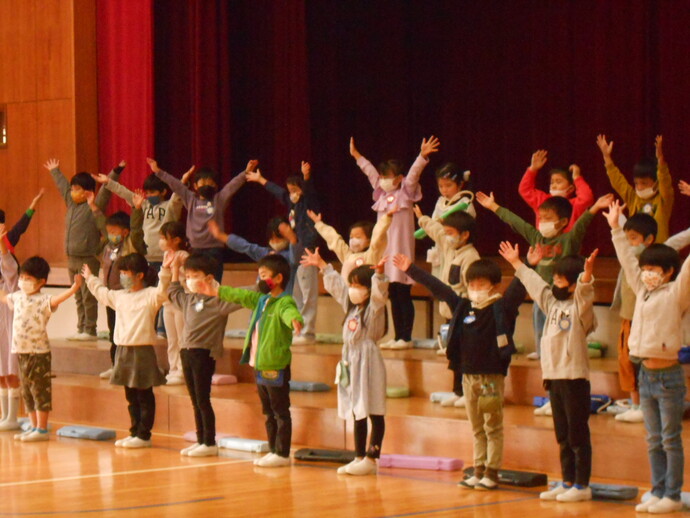 六輪小学校　1年生の発表の様子