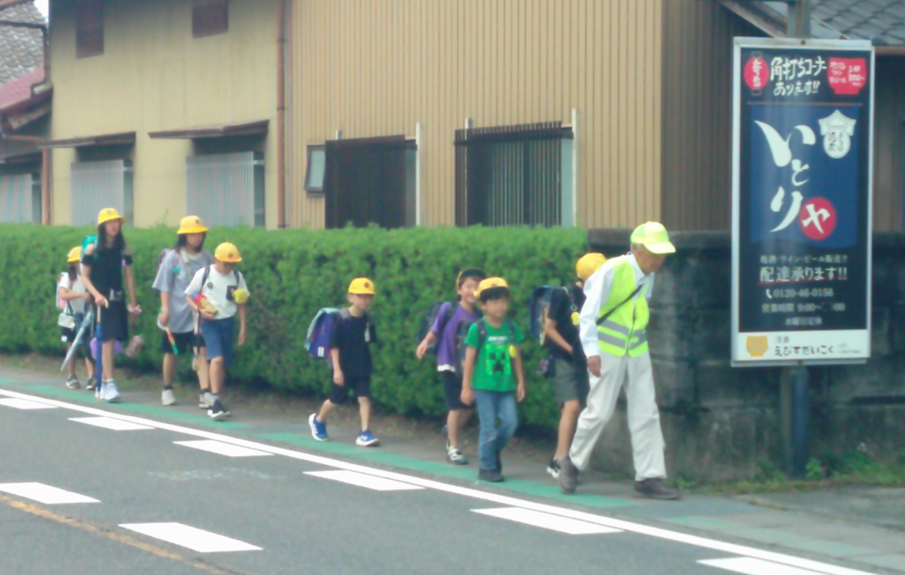 車通りの多いところではスクールガードが先導してくれています。