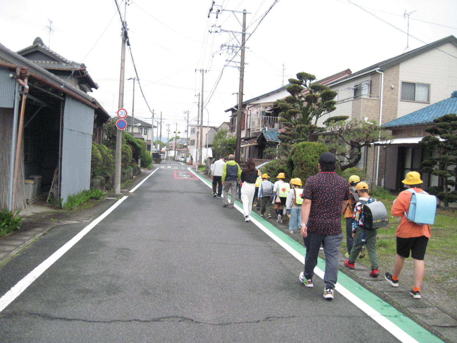 有志の保護者が下校に付き添ってくれます。