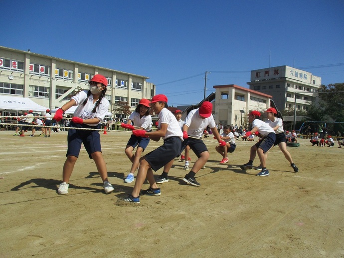 六輪小学校 タイヤ引きの様子
