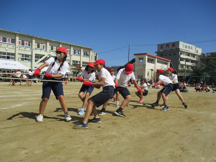 六輪小学校　タイヤ引きの様子