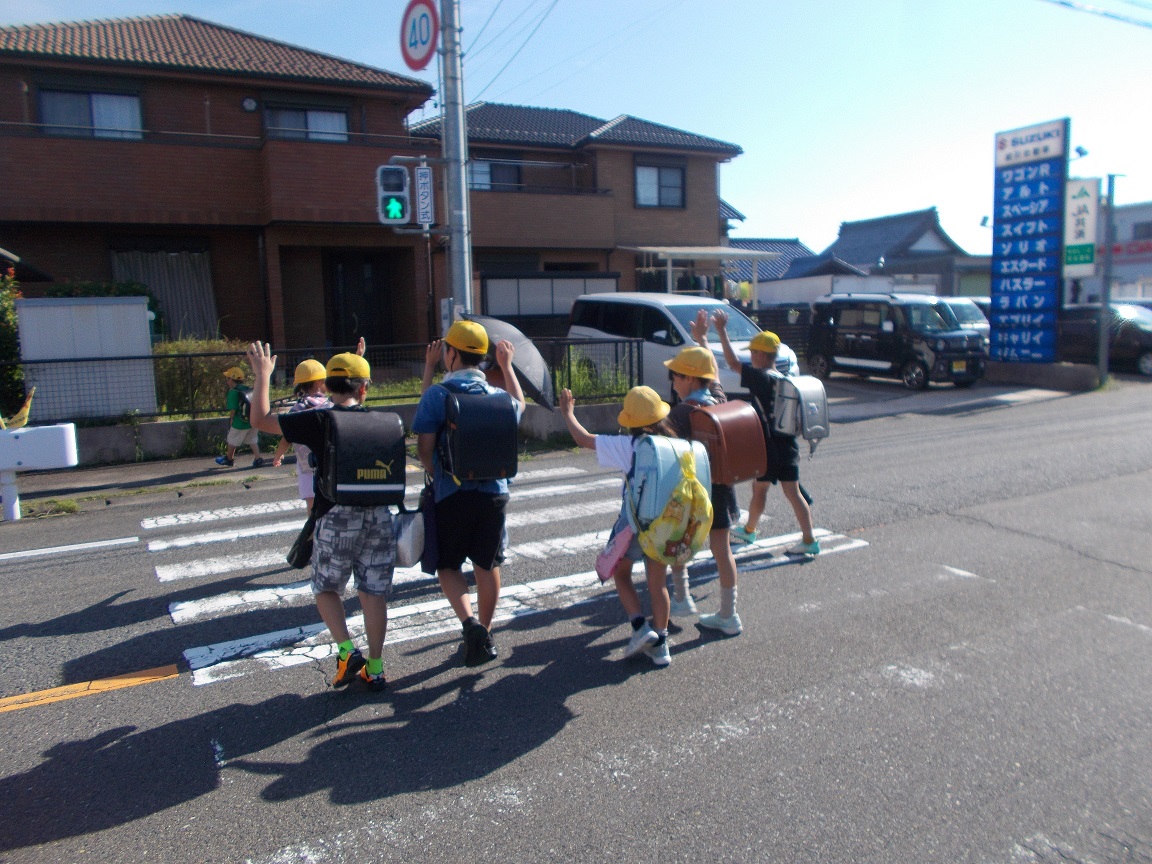 横断歩道では手を上げて渡ろう