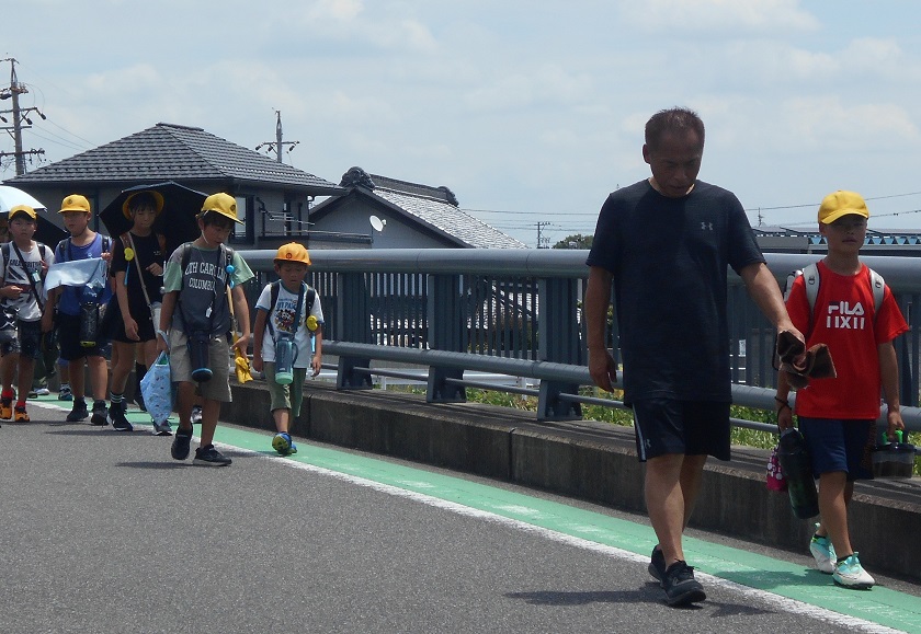 並んで登下校