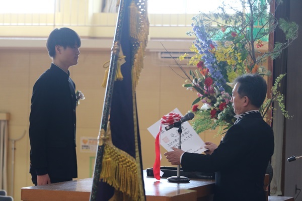 証書を受け取る卒業生