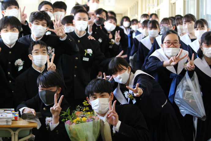 稲沢西中学校　卒業生の送り出しの様子