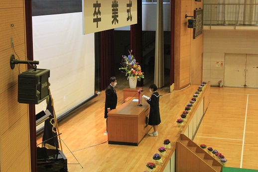 大里東中　答辞の様子