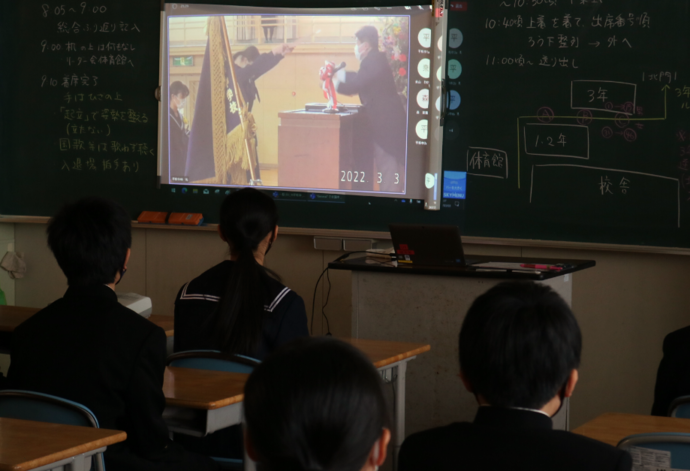 平和中 リモート参加する在校生の様子