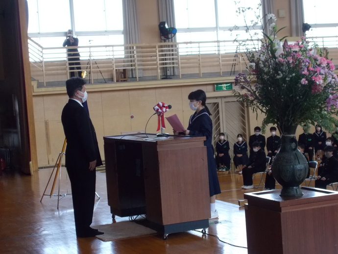 平和中学校 新入生誓いの言葉の様子