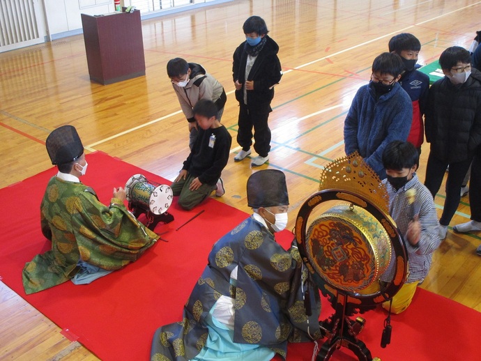 大里西小学校　特色ある教育　雅楽体験の様子