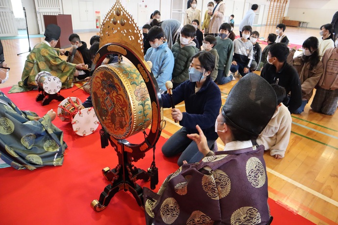 大里西小学校 6年生雅楽体験の様子