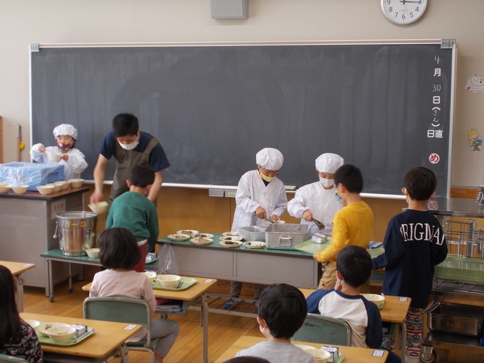 稲沢西小学校 給食準備の様子