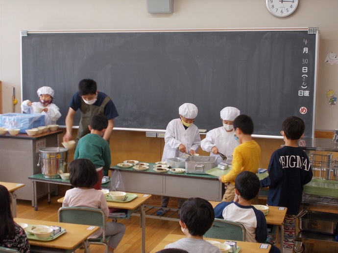 稲沢西小学校　給食準備の様子